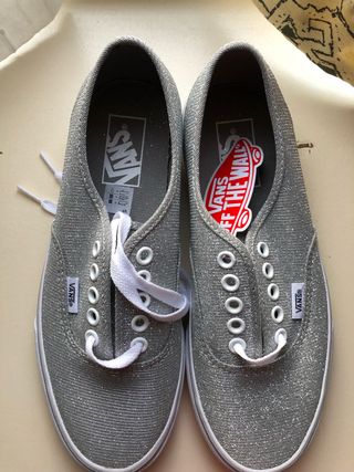 vans plateadas