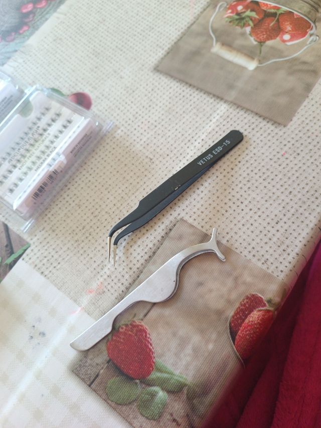 HUDA BEAUTY pestañas postizas...dos pinzas