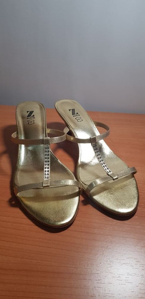 Sandalia dorada tacón 