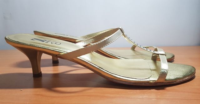 Sandalia dorada tacón 