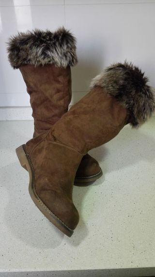 Botas antelina con pelo de OYSHO de segunda mano por 30 EUR en Madrid en  WALLAPOP