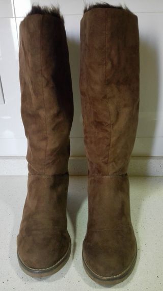 Botas antelina con pelo de OYSHO de segunda mano por 30 EUR en Madrid en  WALLAPOP