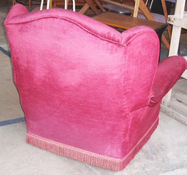 Sillón tapizado en terciopelo, color burdeos.