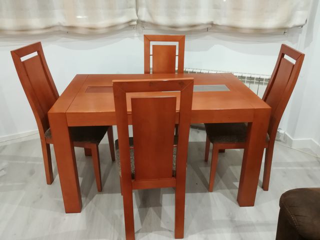 Mesa comedor con cuatro sillas + mesa pequeña de segunda mano por ... Mesa comedor con cuatro sillas + mesa pequeña de segunda mano por ...