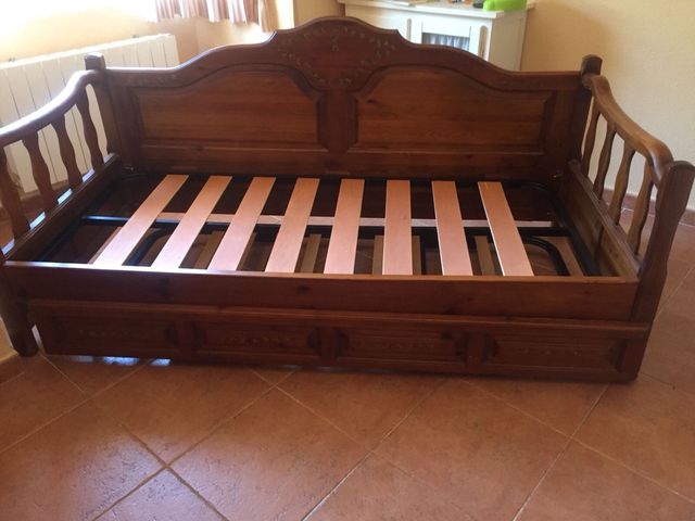 Letto in legno di pino tinto in ciliegio e decorato. Possibilità di una seconda rete sotto. Seminuovo.