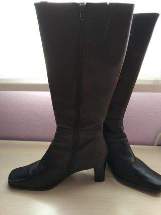 Botas piel altas negras nro 39 SEMI NUEVAS de segunda mano por 15 EUR en  Reus en WALLAPOP