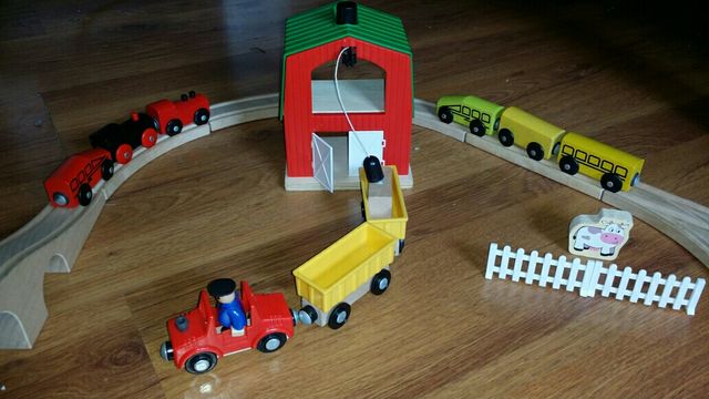 Vias de tren de madera con 23 coches de madera!