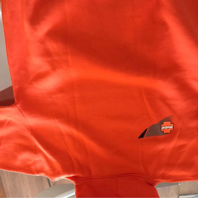 Sudadera Spy naranja de capucha