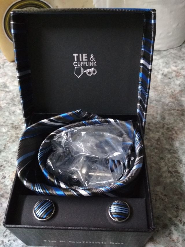 ESTUCHE DE CORBATA Y GEMELOS A JUEGO