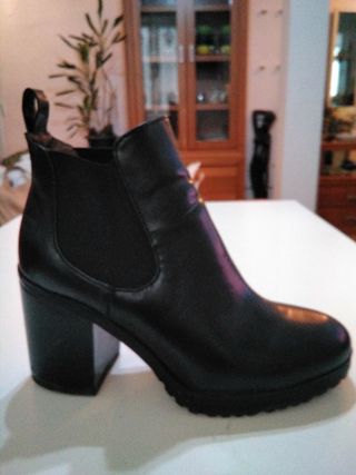 Botines negros, marca C\u0026amp;A, Talla 38 de segunda mano por 22 EUR en  Madrid en WALLAPOP
