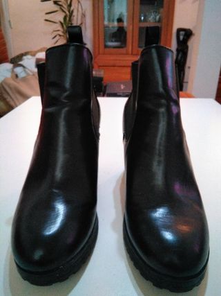 Botines negros, marca C\u0026amp;A, Talla 38 de segunda mano por 22 EUR en  Madrid en WALLAPOP