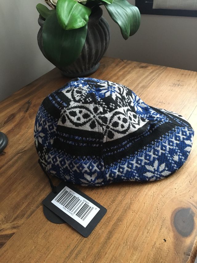 Gorra KEYONE con etiqueta