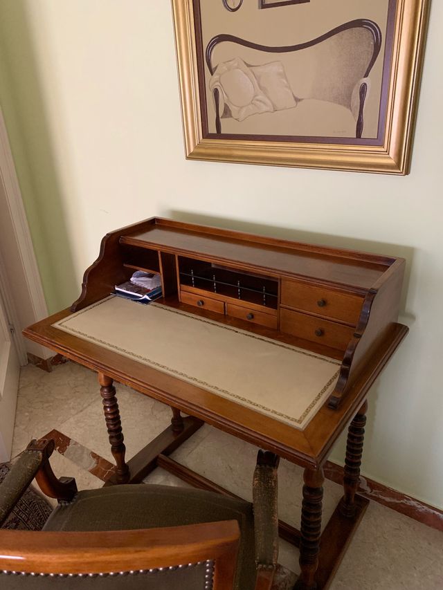 Escritorio madera cerezo de segunda mano por 200 € en Madrid en WALLAPOP