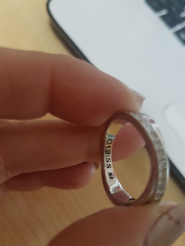 ANILLO BRILLANTES Y PLATA. MARCA GUESS. NUEVO