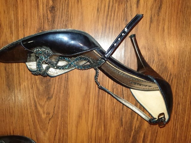 Preciosas sandalias de piel con pedrería azul