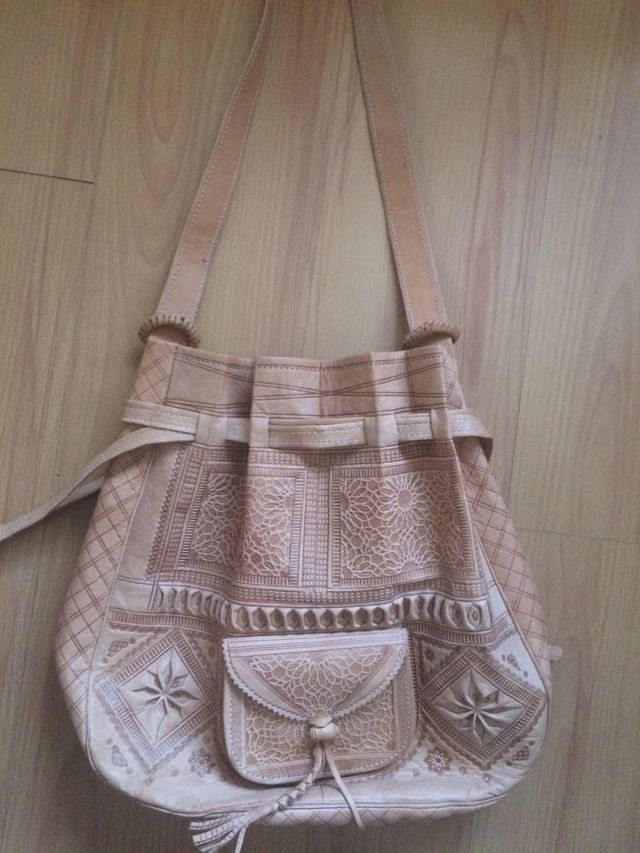 Bolso piel estrenar labrado 