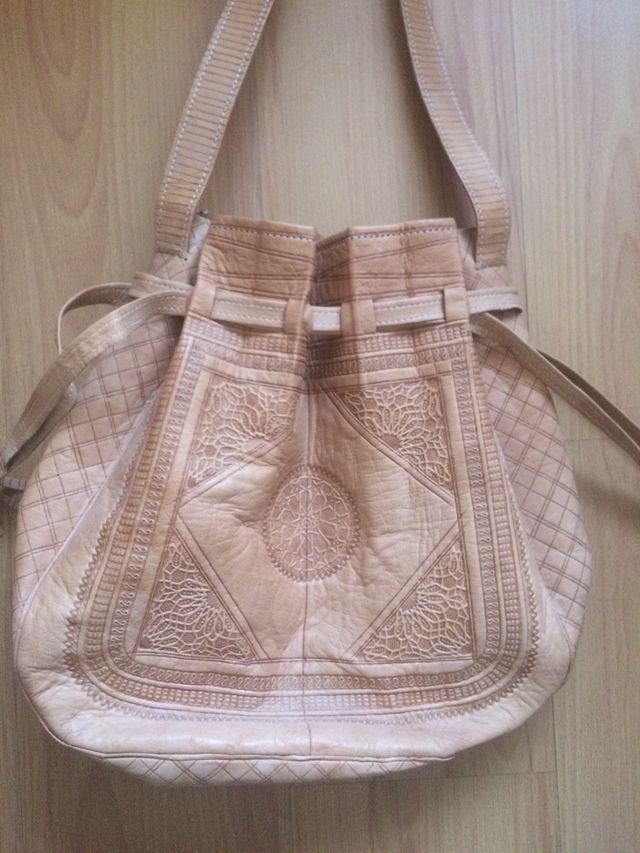Bolso piel estrenar labrado 