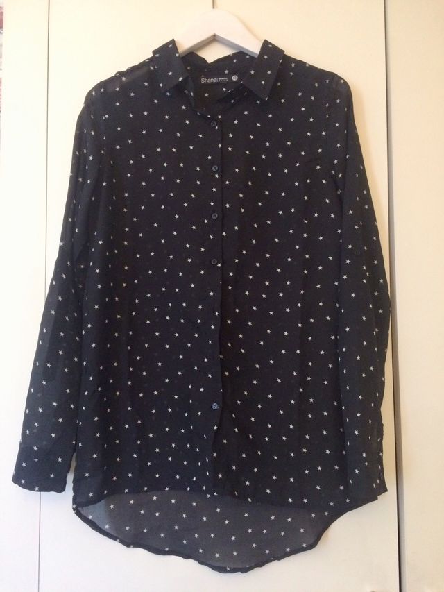 Blusa negra estrellas blancas