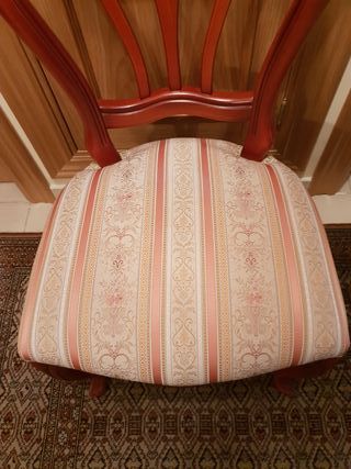 Silla isabelina de madera tallada a mano.