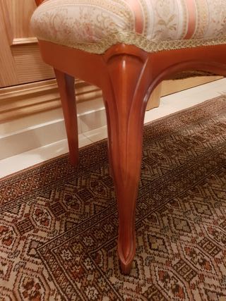 Silla isabelina de madera tallada a mano.