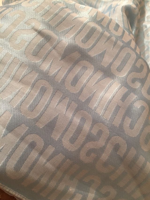 Pañuelo azul de Moschino