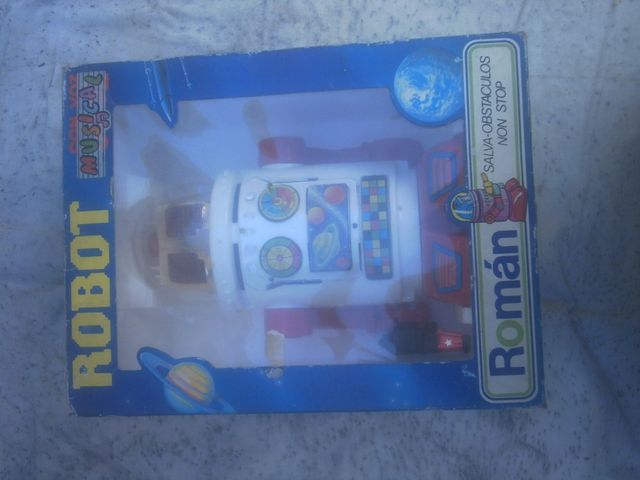 ROBOT ROMAN--con voz.en color blanco o negro