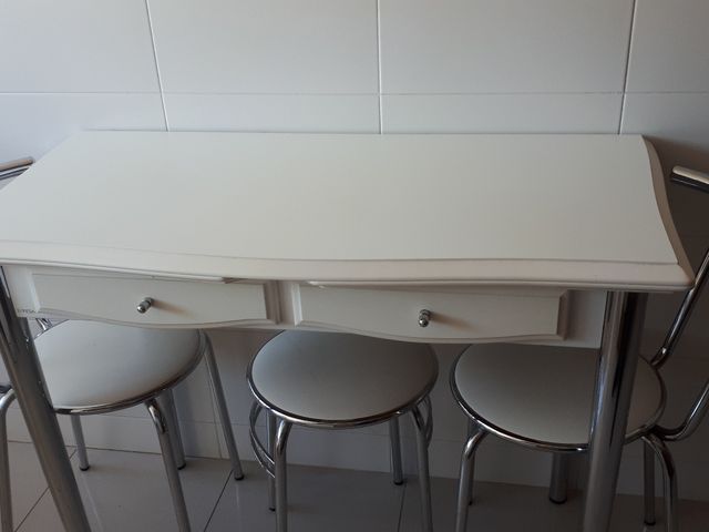 Mesa cocina con 2 sillas y taburete de segunda mano por 85 € en ... Mesa cocina con 2 sillas y taburete de segunda mano por 85 € en ...
