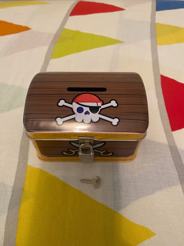 Dos huchas. Vaca de cerámica y Tesoro pirata