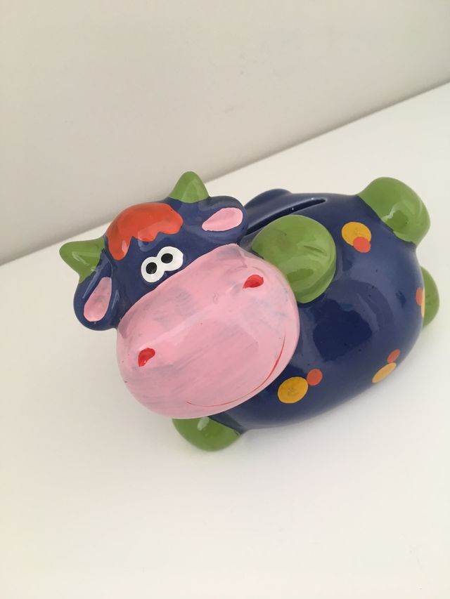 Dos huchas. Vaca de cerámica y Tesoro pirata