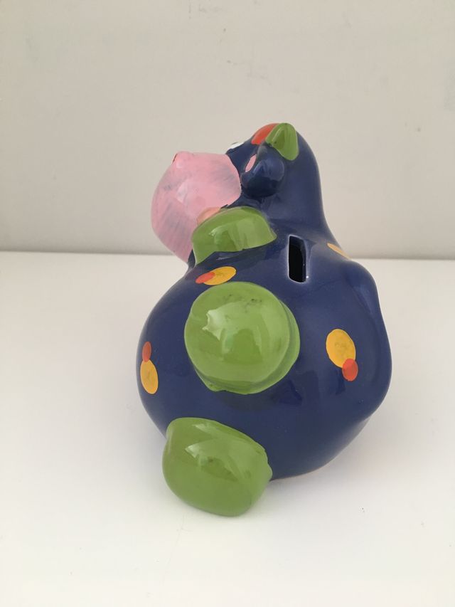 Dos huchas. Vaca de cerámica y Tesoro pirata