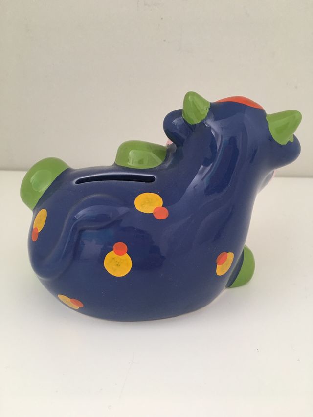 Dos huchas. Vaca de cerámica y Tesoro pirata