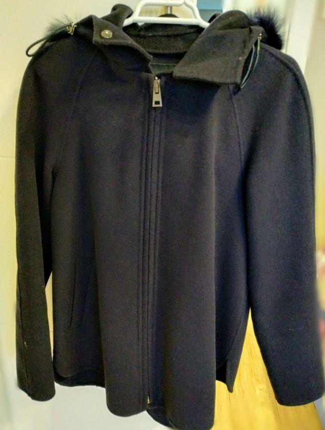 Chaqueta azul con capucha