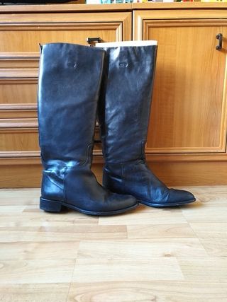 Botas piel negras uterqüe de segunda mano por 40 EUR en Madrid en WALLAPOP
