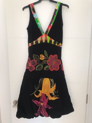 Vestido DESIGUAL de segunda mano por 10 € en San Sebastián Vestido desigual tipo globo. talla M de segunda mano por 10