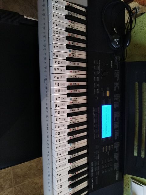 entra órgano, banqueta, pies mochila, libro,