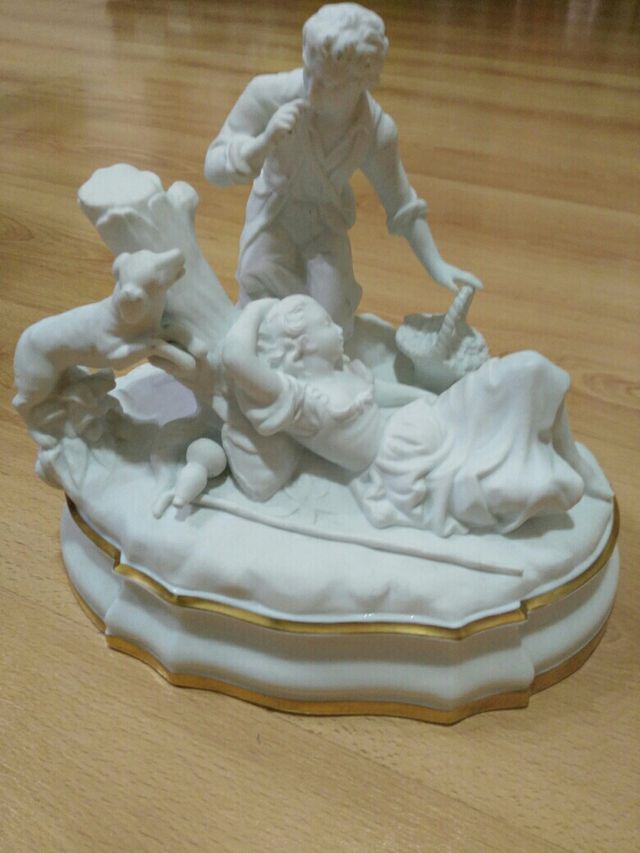 Figura antigua ribeteada en oro