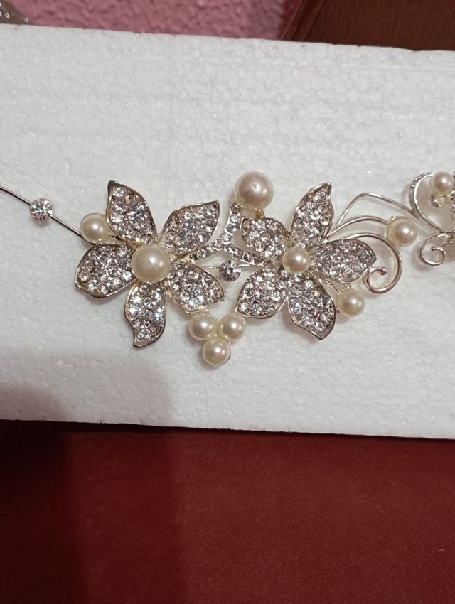 Tiara nueva plateada flores y perlas