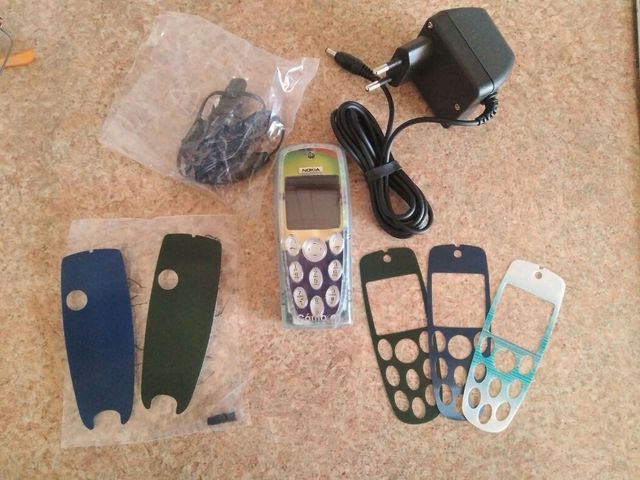 Movil Nokia con cargador .