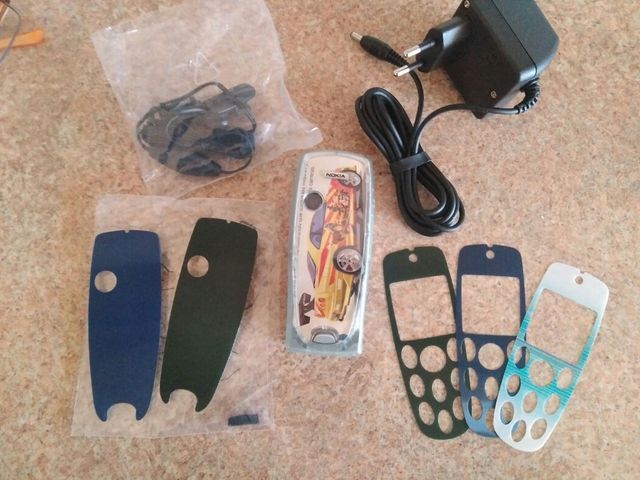 Movil Nokia con cargador .