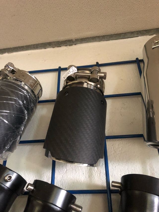 Se venden colas de escapes y se hacen escapes