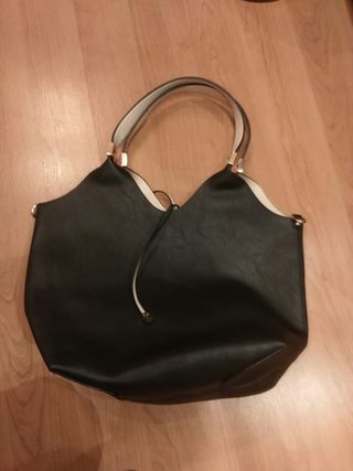 Bolso negro y claro reversible parfois de segunda mano por 7 EUR en  Barcelona en WALLAPOP