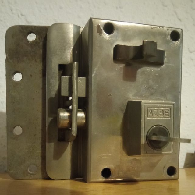 Cerradura níquelada