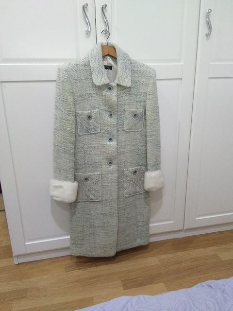 Abrigo blanco y azul celeste de lana