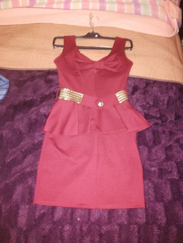 vestido cinturón dorado