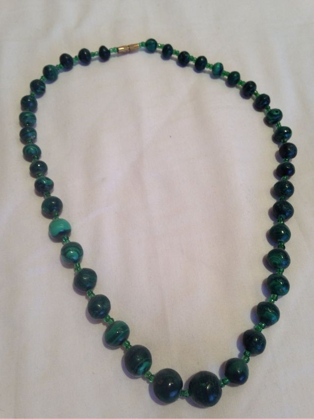 Collar de cerámica verde