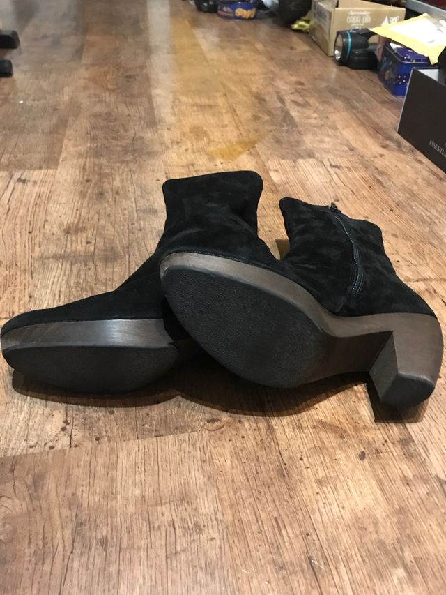 BOTINES NEGROS DE ANTE. número 39