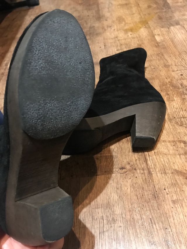 BOTINES NEGROS DE ANTE. número 39