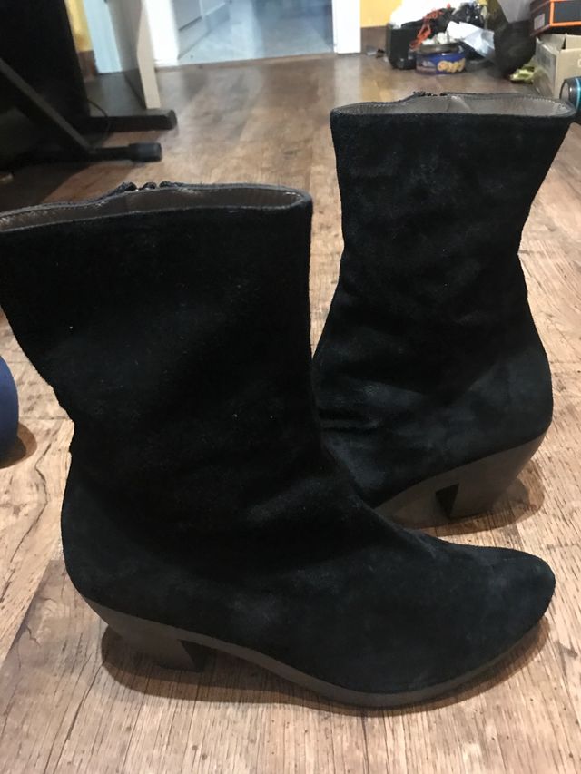 BOTINES NEGROS DE ANTE. número 39