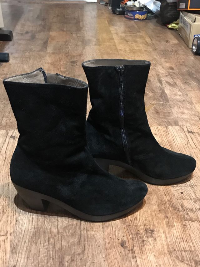 BOTINES NEGROS DE ANTE. número 39