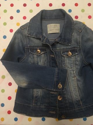 Cazadora vaquera Zara de segunda mano por 6 € en Ourense en Chaqueta vaquera borrego zara de segunda mano por 30 € en